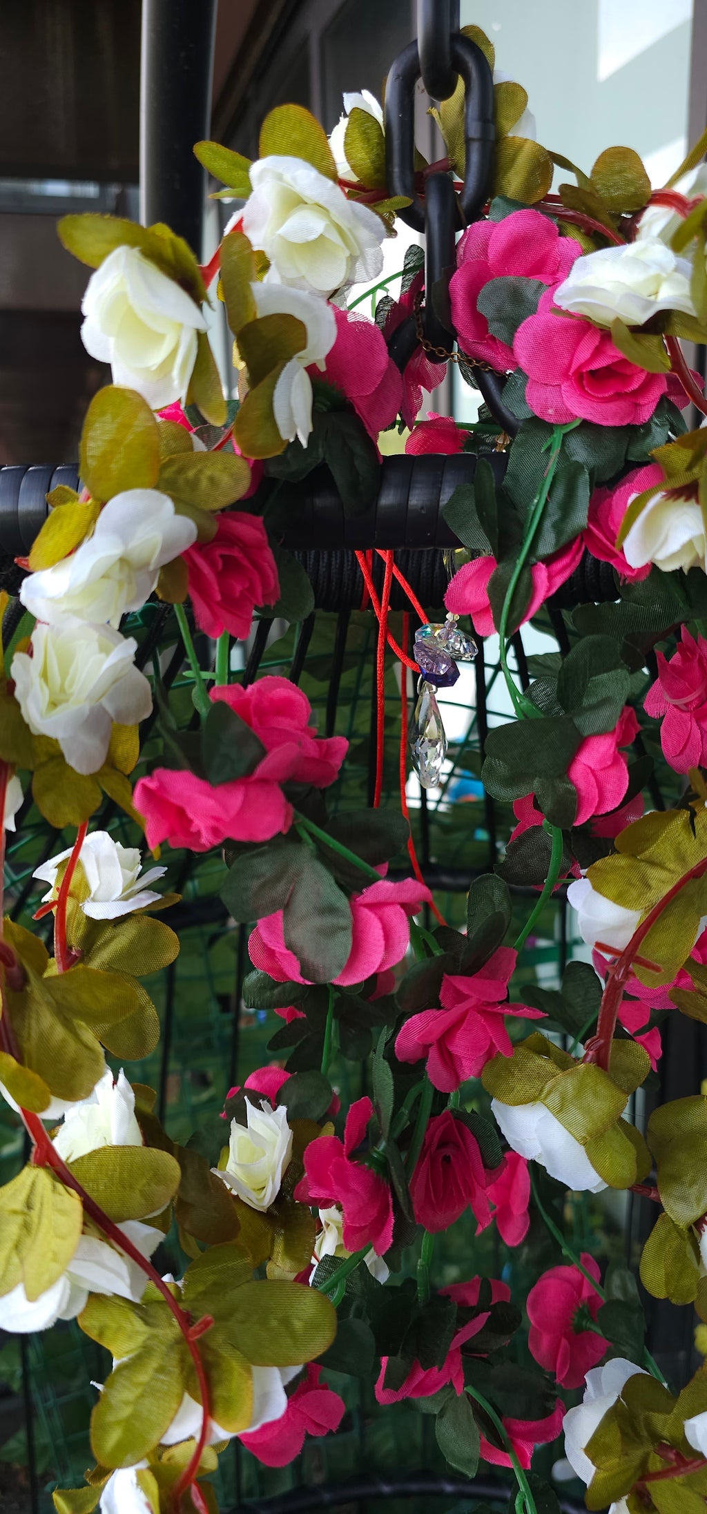 Rosa Girlande gepaart mit einer weißen Girlande