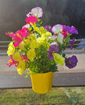 Gelber Metall-Blumentopf mit Blumen