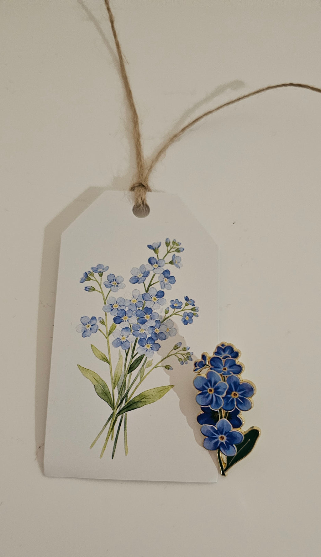 Forget-me-not pin with gift tag